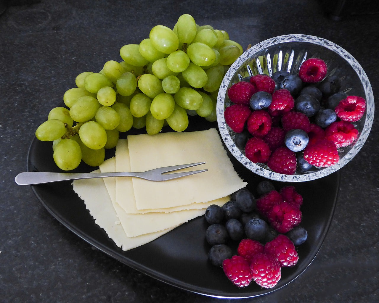Super detoxifying raspberries and grapes
